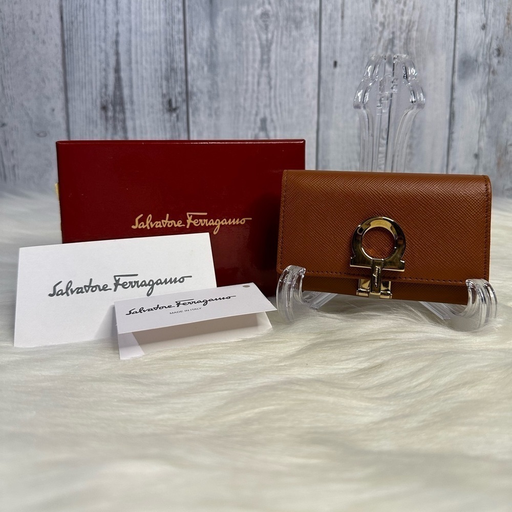 SALVATORE FERRAGAMO calf leather key holder in rust